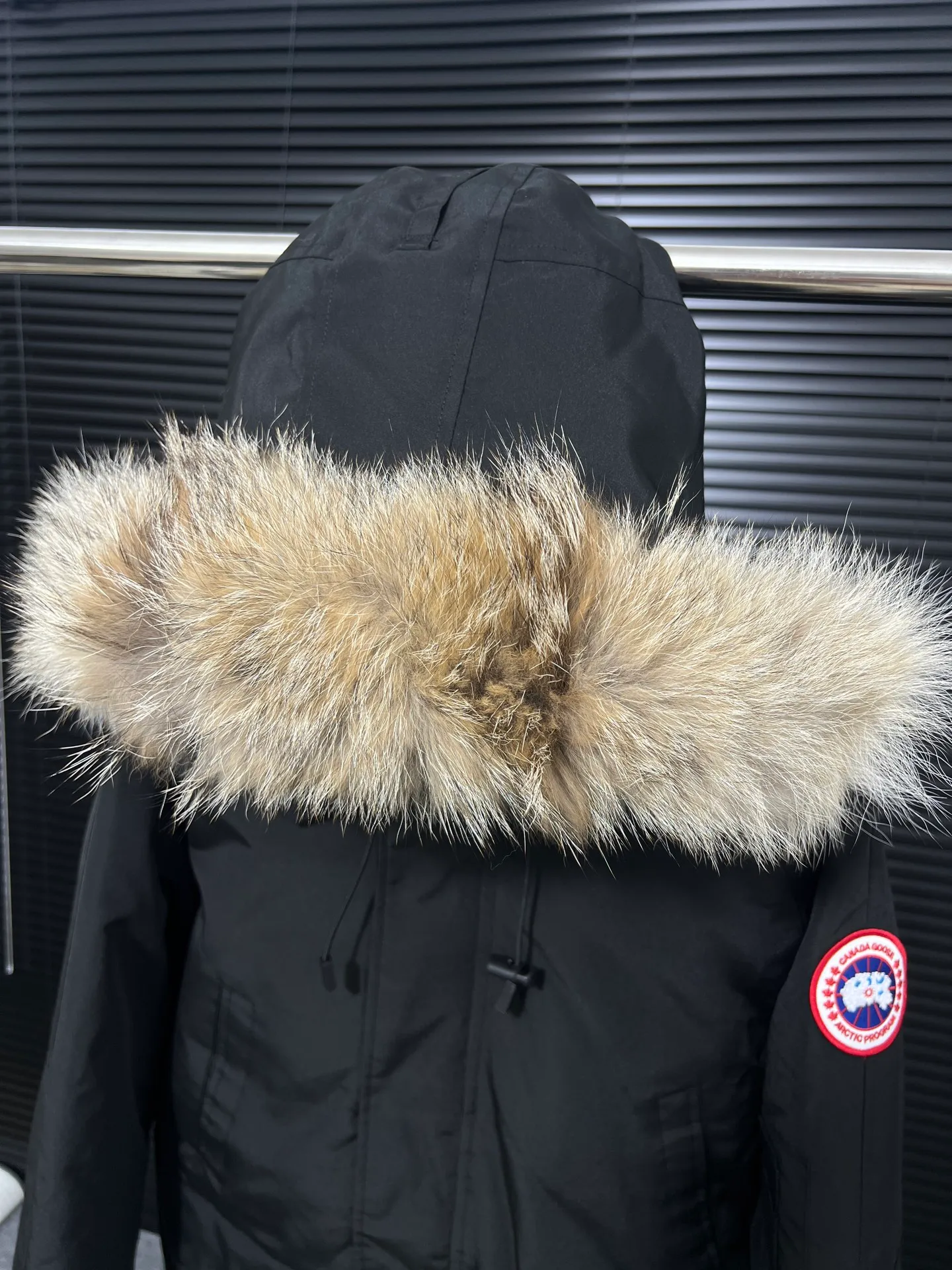 P720 🆕Top version! Comes with a tote bag! Chip version💰𝑪𝒂𝒏𝒂𝒅𝒂 𝑮𝒐𝒐𝒔𝒆/Canada Goose Chilliwack Goose 01 bomber jacket down! The top original replica version refers to the highest version in China currently (there is no one) ⚠️Note: There is no foundry in China! ! ! Saying it is original order, ZP goods, pure original goods, etc. is just a gimmick by some peers. Do not be deceived!  ⚠️Note: The latest version of this year’s authentic product has a strap (the latest version can be bought at the newly opened Galeries Lafayette Canada Goose counter in Beijing) ⚠️Note: (The authentic product does not have blue wash marks this year) Version comparison introduction 1⃣️Top replica: Made of 18-count polyester-cotton blended fabric imported from South Korea (authentic synchronized fabric), national standard 90 white duck down, western Canadian coyote hair 2⃣️Mid-range version: Made of domestically produced 21-count polyester-cotton fabric, 50% standard white duck down, Eastern Canada coyote hair, top original goose analysis Analysis 1 (wolf hair): All customers are guaranteed to receive a fur collar that is grayer than the original color. Each wolf hair is 55cm long and 14cm wide, all made from wild first-grade gray wolf skins in western Canada! Analysis 2 (Trademark): We use dyed embroidery thread to truly achieve 100% reproduction of the trademark, ensuring that the embroidery thread is exactly the same as ZP, with zero color difference and 100% reproduction of the map letters! (We can guarantee that no one in our industry is more attentive and professional than us!) Analysis 3 (fabric): As we all know, the Canada Goose ZP fabric in previous years was a 21-count polyester-cotton washed, calendered and brushed fabric that was relatively hard. Last year and this year, dozens of authentic products purchased were all made of 18-count pure cotton fabrics, and we finally decided to use 18-count polyester cotton! (ZP synchronized fabric) Analysis 4 (Accessories): Domestic exclusive version of Velcro, one to one Y-shaped double hook original Velcro, YKK zipper, exclusive original workmanship of washed threaded down jacket!  Authentic products are not 100% perfect and flawless. Authentic products also have velvet hair loss, and most of the authentic wolf fur is mainly eastern yellow wolf fur. (Because our wolf skins are all auctioned at the same auction house as authentic products) There is an auction list to prove it.  At the same time, I will teach you a trick: buy an authentic product from Tmall, buy a piece of clothing from a merchant you trust at the same time, and come back to compare the details. ⚠️ Remember you get what you pay for! Don't be greedy for small gains, or you will suffer big losses! Color: Black Navy Beige Graphite Gray Royal Blue Size: XS S M L 54 120 84 79 140-160 XL 56 124 86 81 160-180 XXL 58 128 88 83 180-200